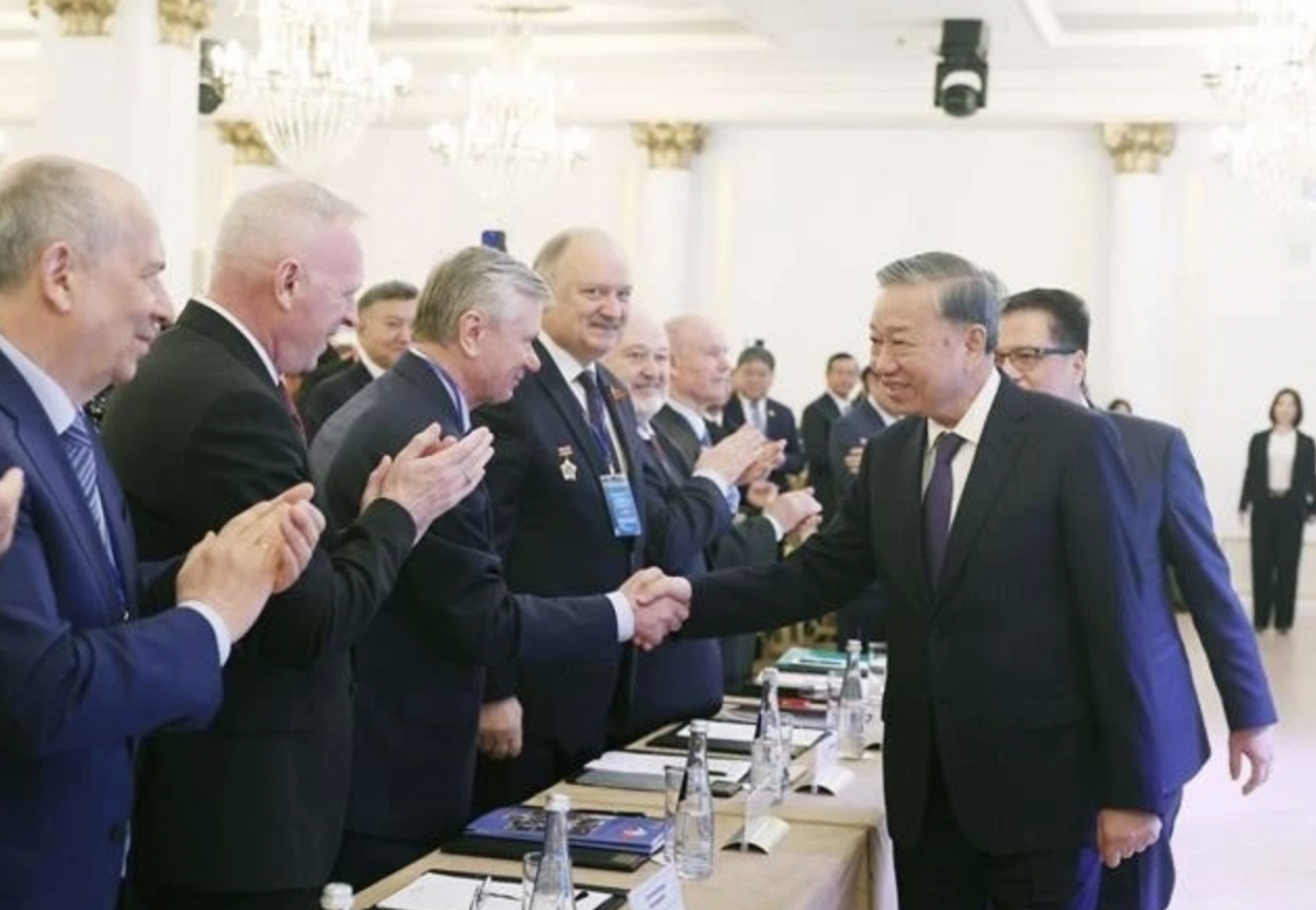 Party General Secretary meets with Russian experts, intellectuals